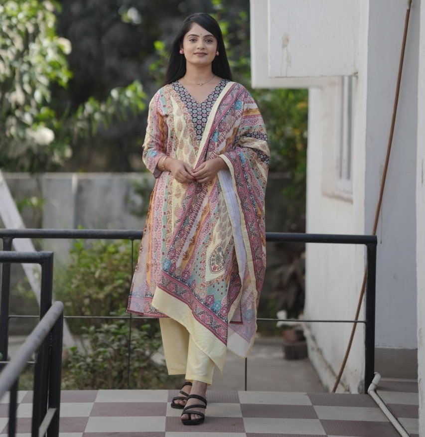 Digital Print Pakistani Suit , Sequin Embroidery & Lace Detailing 3-Piece Set