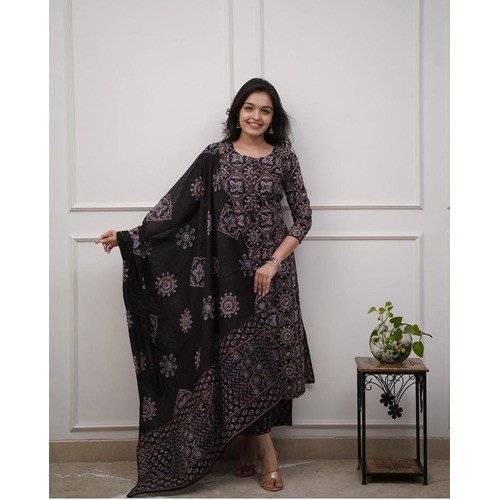 Women Black Colour Kurta Set