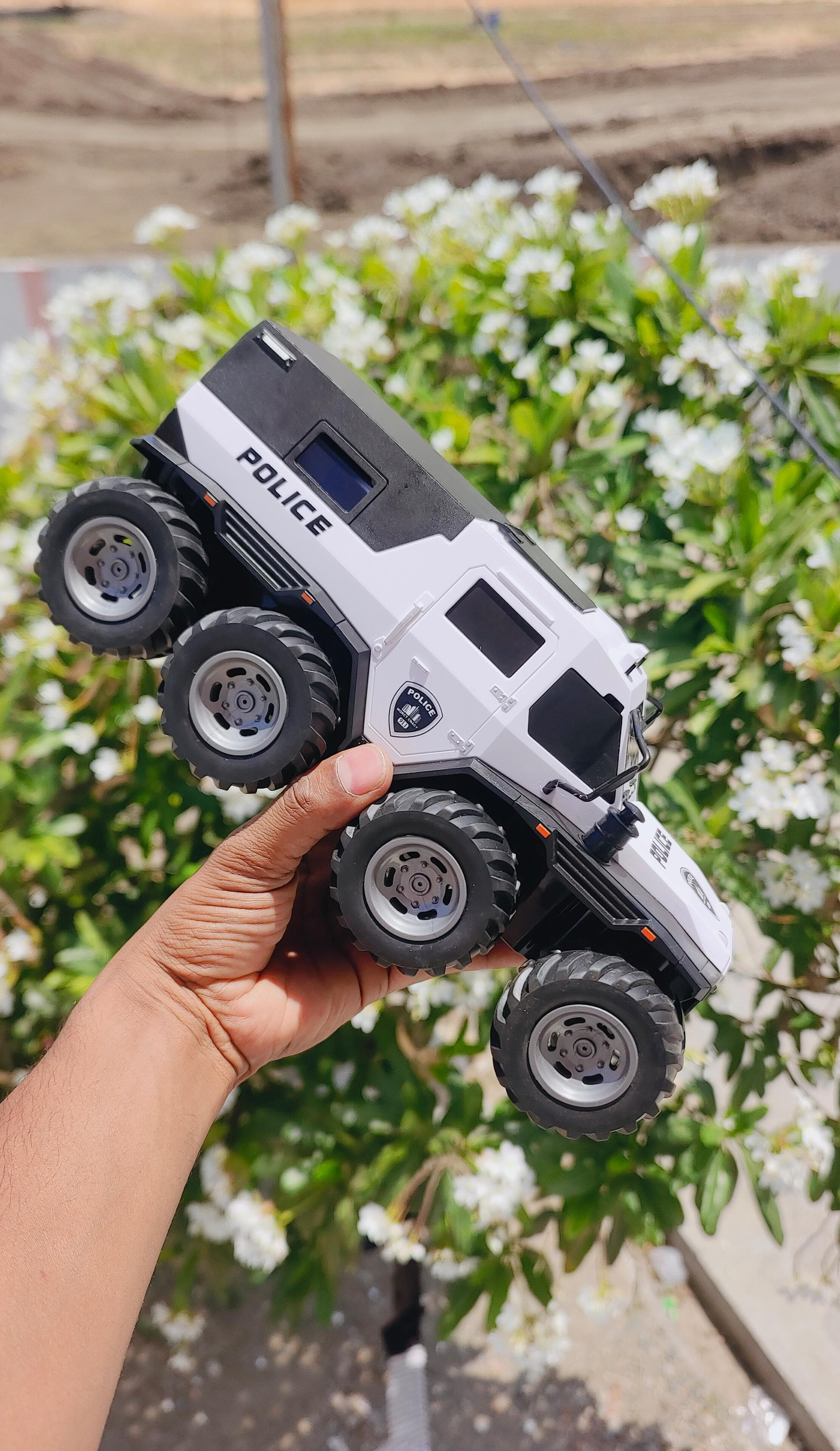 Police Moka 8-Wheel Drive RC Truck – High-Powered Action in 1:16 Scale!